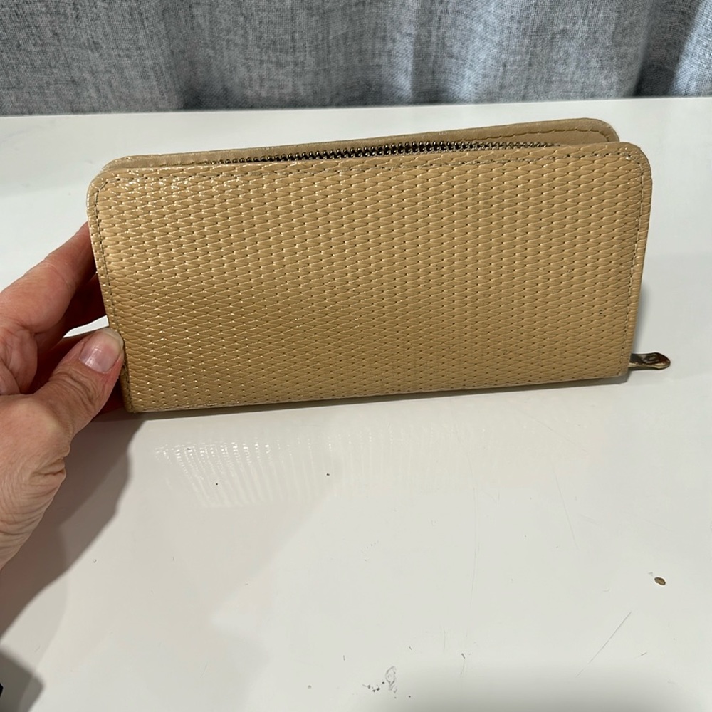 Women’s beige weave texture zipper wallet. Pre owned